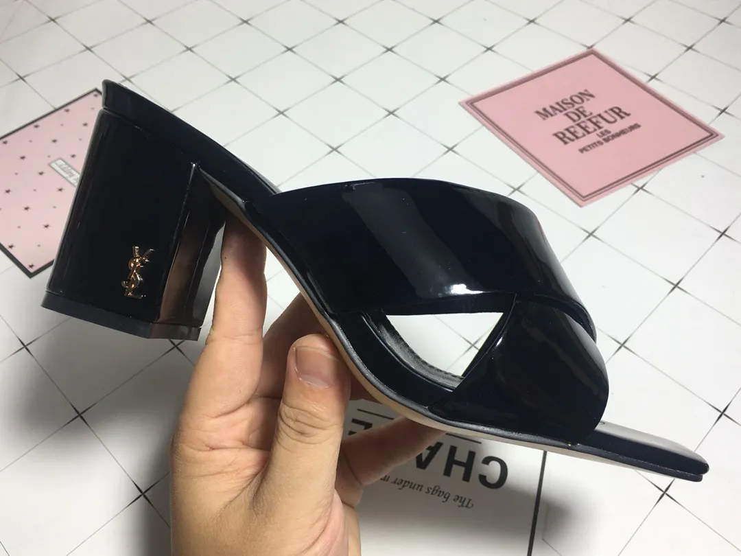 👟👟Ex-factory price 340👟👟 Genuine leather base +40 7CM heel cow patent leather series. 2018 Saint Laurent YSL’s strongest new cross-strap slippers are available in two heel heights. They are 7CM and 9CM respectively. The fabric is made of cowhide. The lining is made of first-layer sheepskin. Size: 34-41 (size 42 can be customized). It is very stable when walking and does not lose its heel.